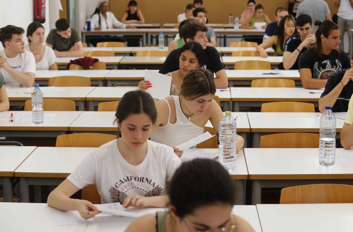 Inicio de las pruebas de selectividad con la presencia de la vicerrectora de Estudiantes y Emprendimiento Esther Gomez