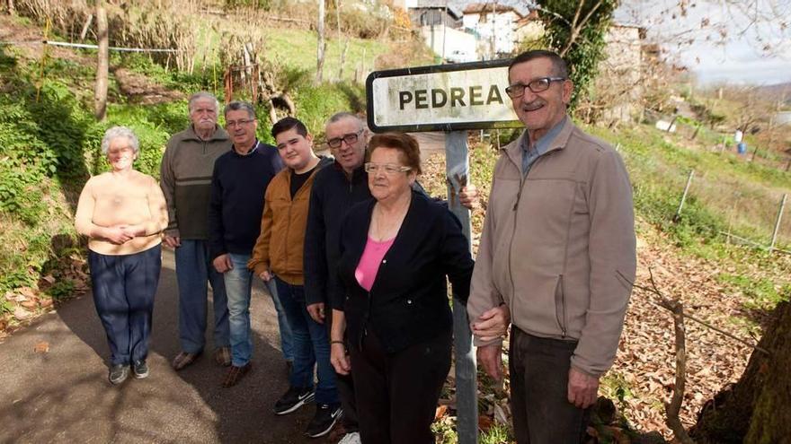 Por la izquierda, Delfina Martínez, Epifanio Urbano, Aurelio Mora, José Carrasco, Epi Urbano, Visitación Martínez y Norberto Caraduje, ayer, en Pedrea.