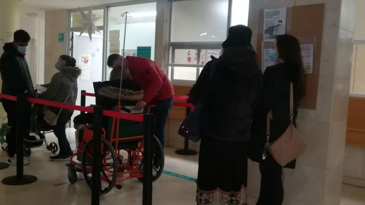 Varios pacientes esperan a ser atendidos en el Clínico de Zaragoza, hace unos días.