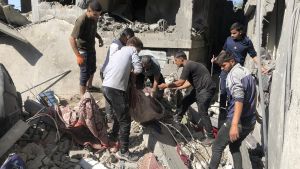 Un grupo de gazatíes trata de rescatar a las personas bajo los escombros tras un ataque israelí contra Beit Lahia, norte de Gaza