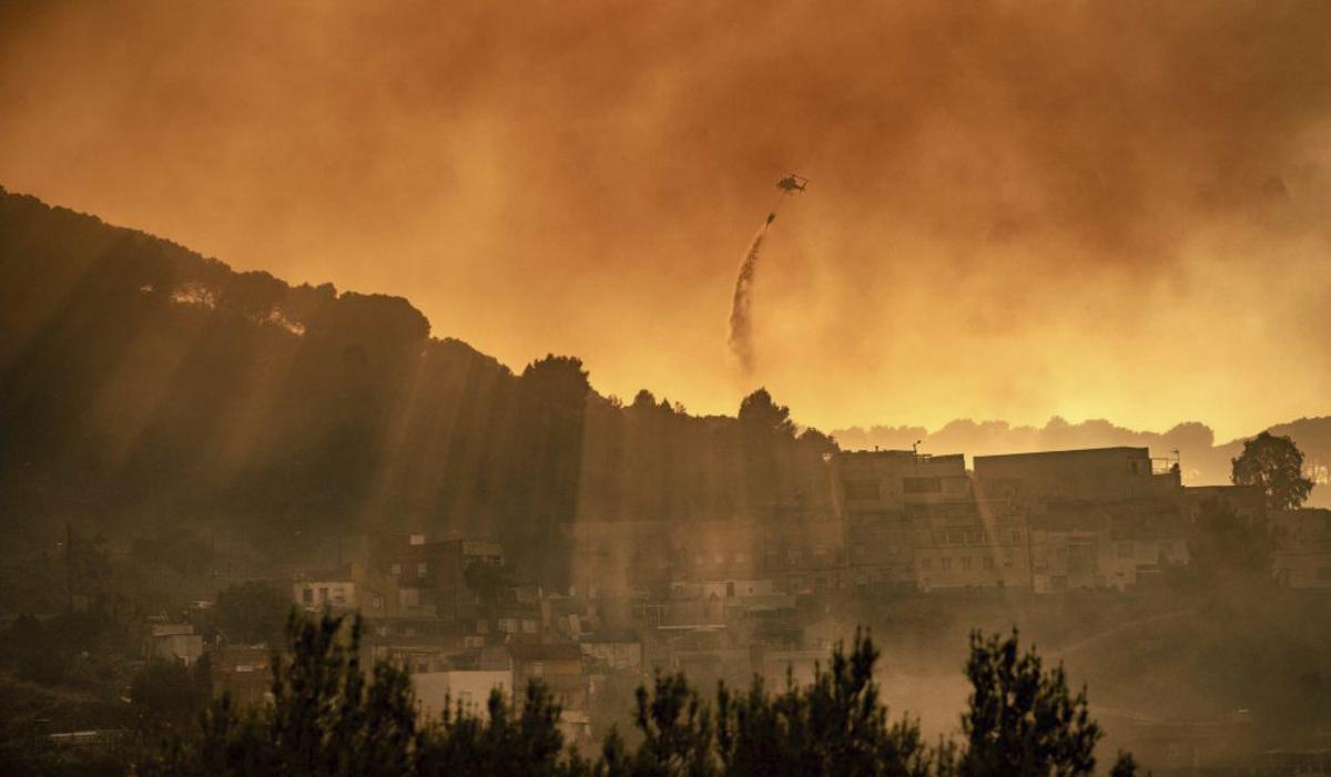 Un incendi a Collserola obliga a desallotjar veïns a Torre Baró