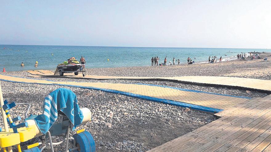 Nules ondea la bandera azul como emblema del valor de su playa