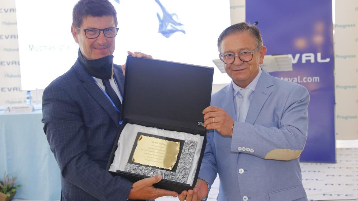 El nuevo presidente de Ateval, José Vicente Serna (dcha.) entrega una placa a su predecesor, Càndid Penalba, este mediodía.