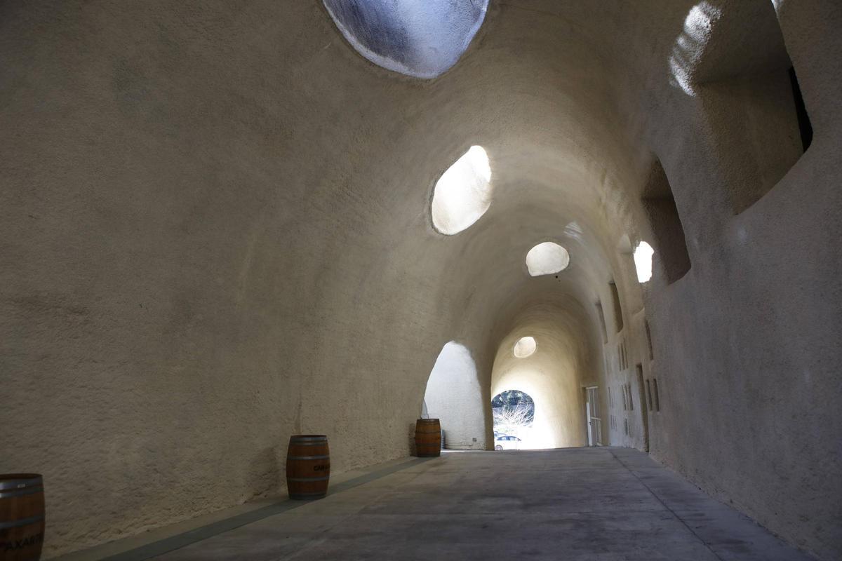 Innenansicht der Weinkellerei Can Axartell