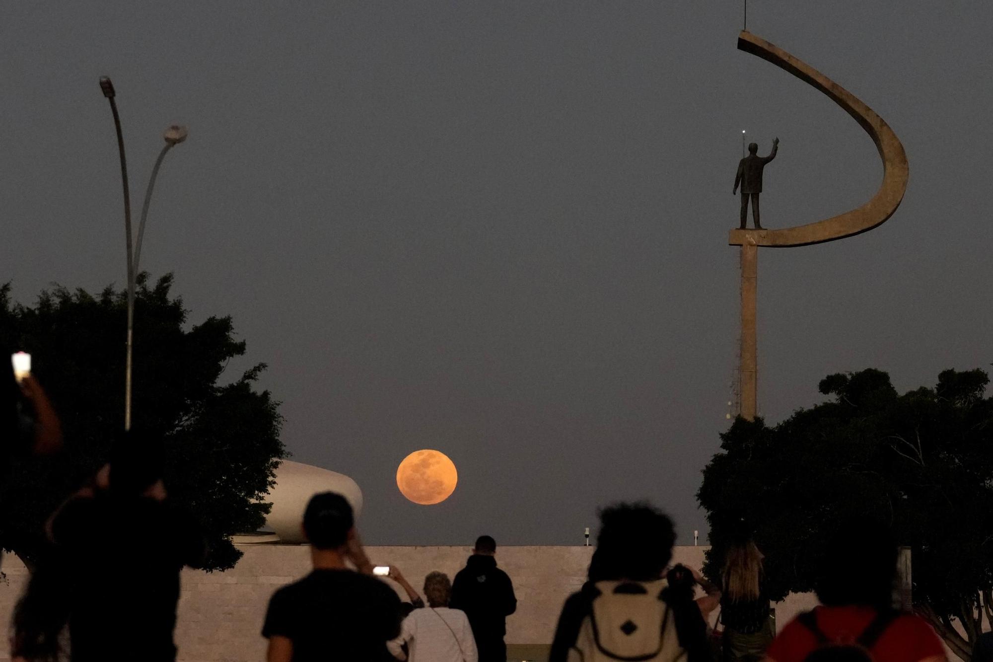 The supermoon rises next to "Memorial JK," a monument in honor of the founder of Brasilia, Brazil, Monday, Aug. 19, 2024. (AP Photo/Eraldo Peres) Associated Press/LaPresse / EDITORIAL USE ONLY/ONLY ITALY AND SPAIN