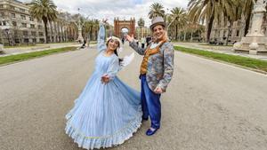 Dos personajes de Corteo, encarnados por Tina Estarli y David Repullés, en Barcelona.
