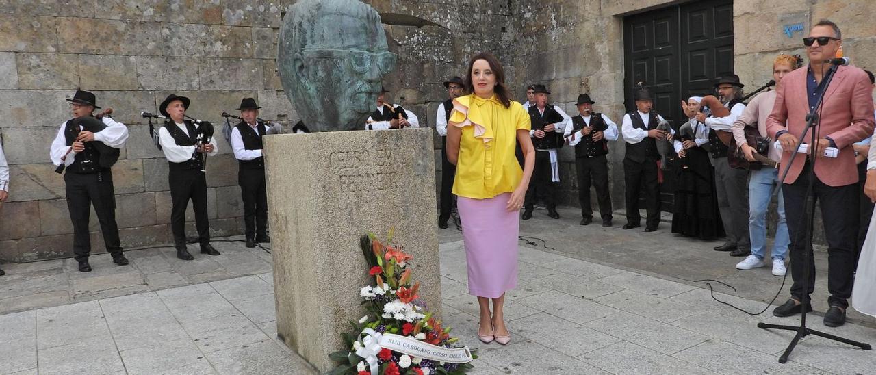 Luz Casal, al lado de la estatua de Celso Emilio Ferreiro, durante la ofrenda floral al escritor y poeta. |   // FERNANDO CASANOVA