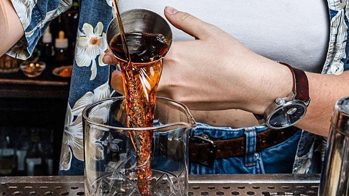 Un ‘barman’ de Collage prepara un Kingston Negroni.