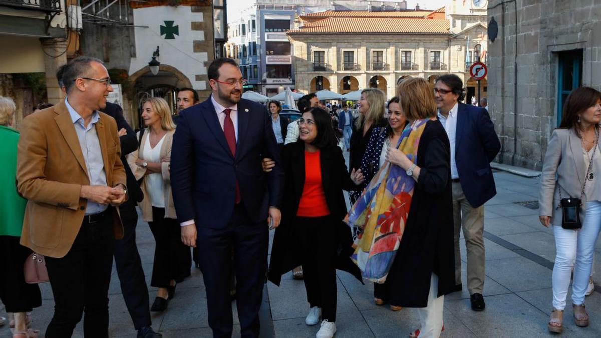 Inicio del paseo por Avilés de la Ministra Darias. | Mara Villamuza 