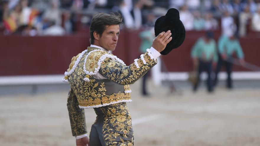 El Juli saluda desde el tercio.