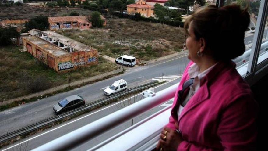 Una vecina contempla la zona de Los Urbanos, en una imagen de archivo.