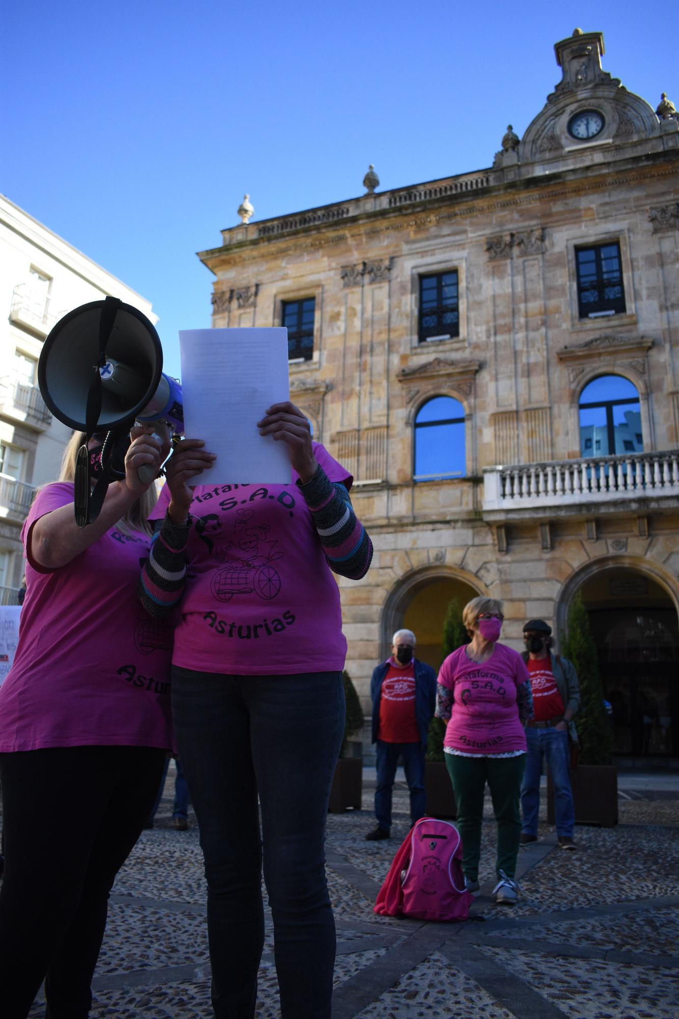 Manifestación de trabajadoras de ayuda a domicilio en Gijón