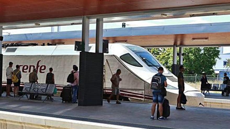 Viajeros en el andén de la estación de Zamora a punto de coger el Alvia a Madrid.