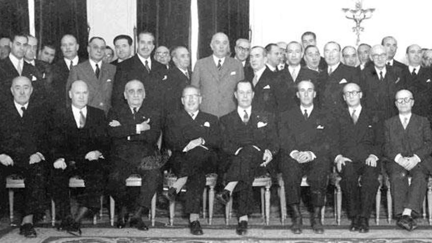 March (en el círculo) posa a mediados de los años 50 con los ministros y otros altos cargos franquistas.