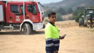 Fernando, un operario contra el fuego de Riglos: "Traigo 25.000 litros de agua desde Sabiñánigo y he pinchado justo antes de llegar al incendio"