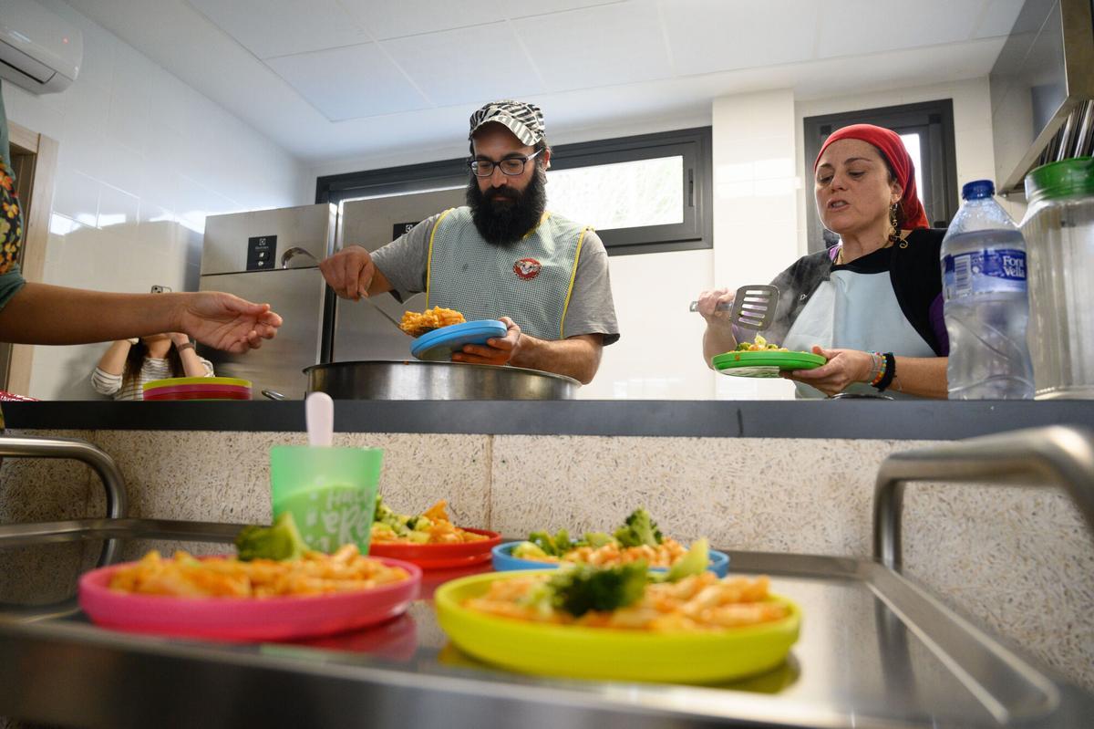 Las familias en la cocina del colegio de Peñaflor, hace unas semanas.