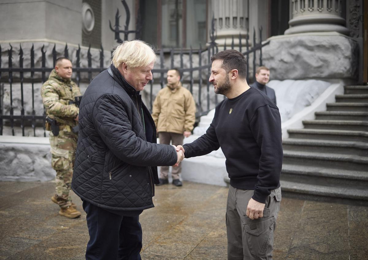 El presidente ucraniano Volodymyr Zelensky da la bienvenida al ex primer ministro británico Boris Johnson para una reunión en Kyiv, Ucrania, el 22 de enero de 2022 en medio de la invasión rusa.