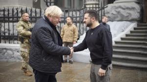 El presidente ucraniano Volodymyr Zelensky da la bienvenida al ex primer ministro británico Boris Johnson para una reunión en Kyiv, Ucrania, el 22 de enero de 2022 en medio de la invasión rusa.