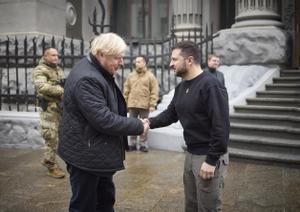 El presidente ucraniano Volodymyr Zelensky da la bienvenida al ex primer ministro británico Boris Johnson para una reunión en Kyiv, Ucrania, el 22 de enero de 2022 en medio de la invasión rusa.