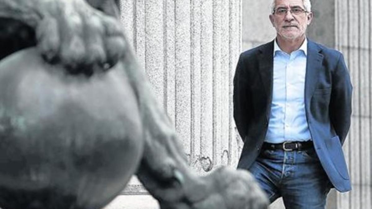 Gaspar Llamazares, en la entrada principal del Congreso