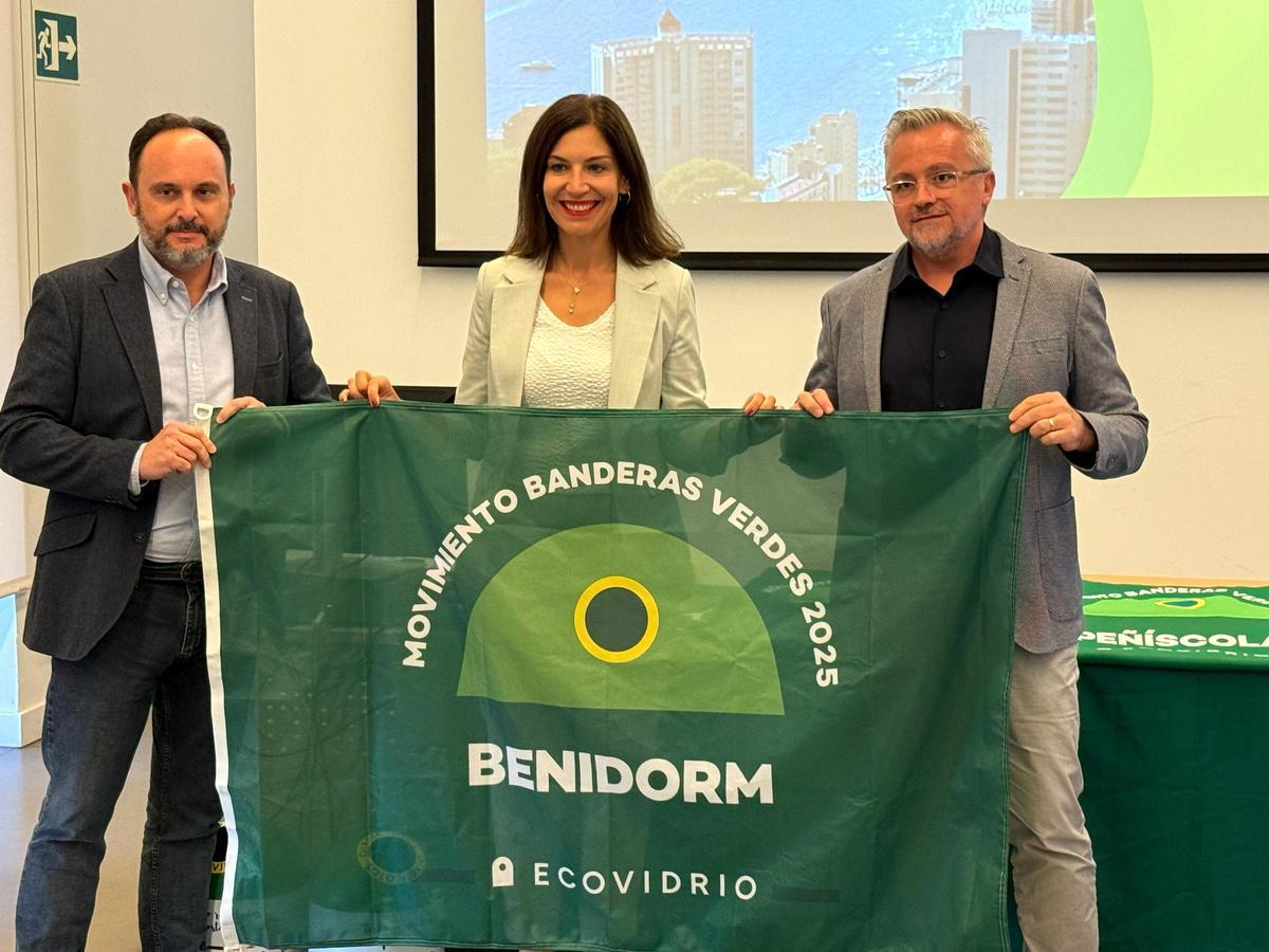 Un año más, Benidorm ha revalidado la prestigiosa bandera verde. La concejala de Medio Ambiente, Mónica Gómez, en el acto de entrega celebrado en València junto a Jorge Blanco y Roberto Fuentes.