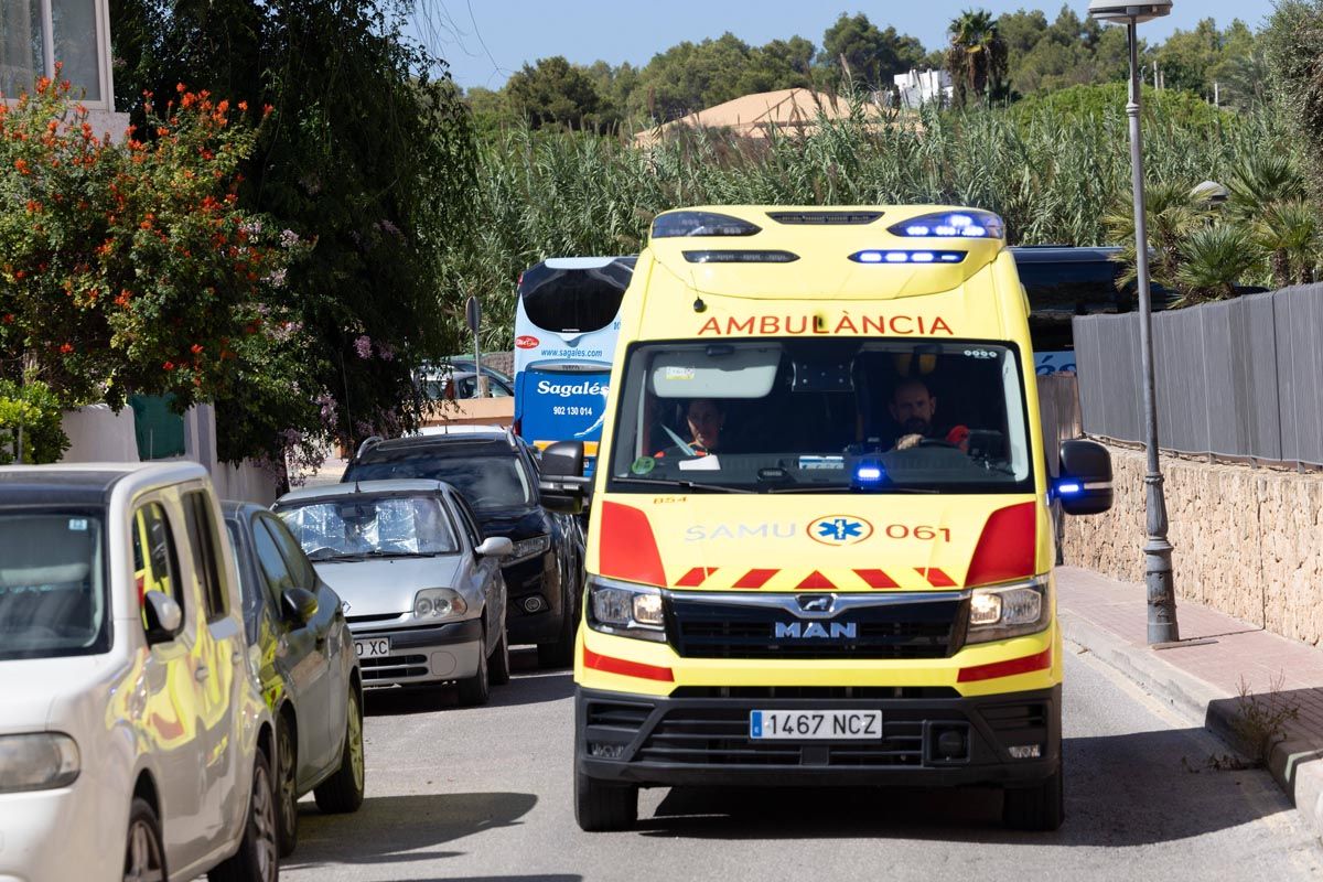 El despliegue policial por el hombre atrincherado en su piso en Ibiza, en imágenes