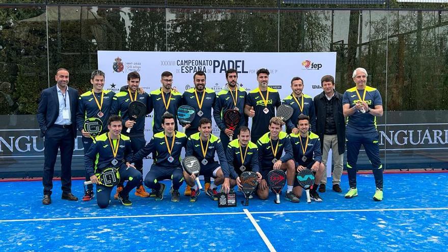 Equipo de El Perú Cáceres Wellness con sus medallas.