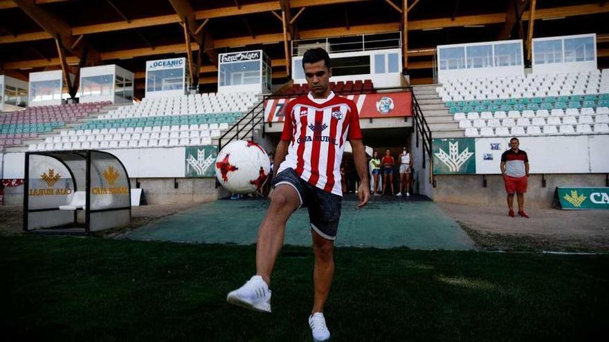 Dani Hernández toca el balón durante su presentación como nuevo jugador del Zamora CF.