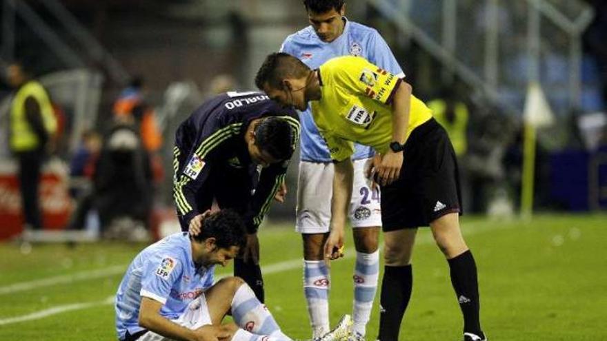 Álex López se toca la pierna lesionada.  // Marta G. Brea