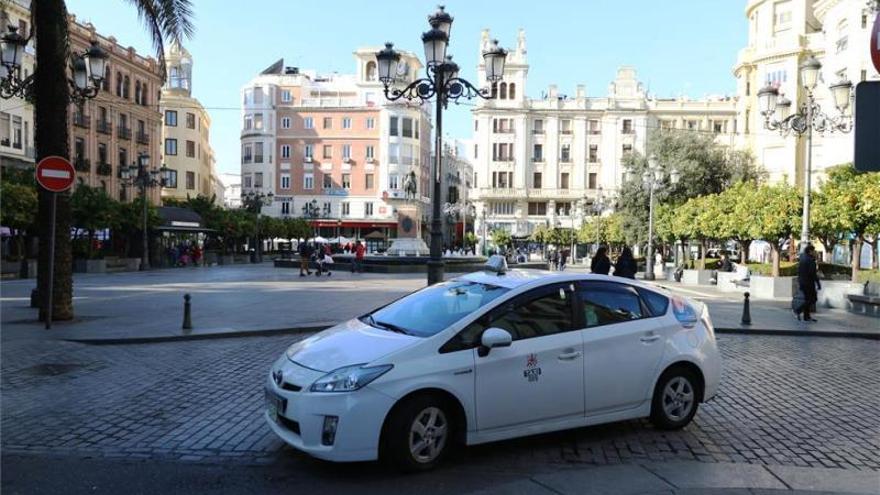 Facua Córdoba pide al Ayuntamiento la supresión de la reducción horaria del taxi para el 2019
