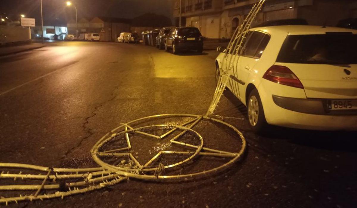 El arco de luces de Navidad tirado en la calzada en Chapela.  | // A.P.