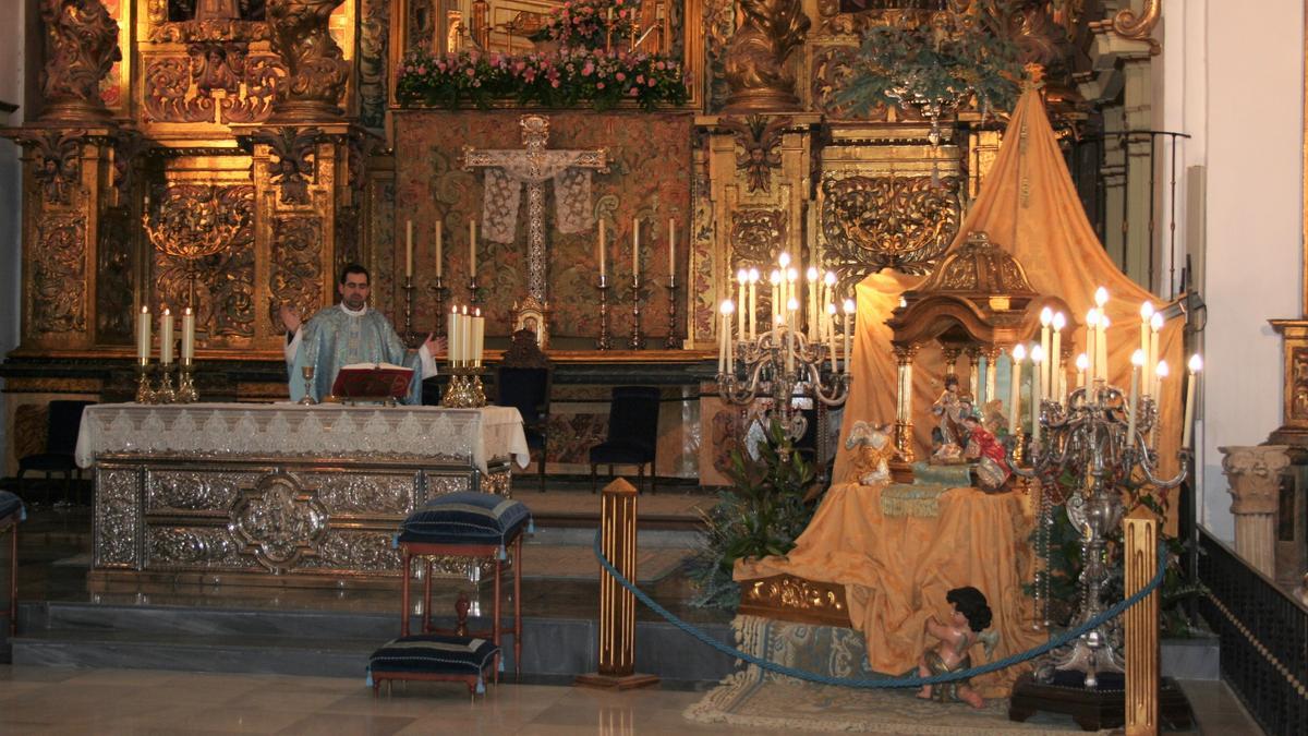 Un momento de la eucaristía que se celebraba, este jueves, en la iglesia de San Francisco y en el transcurso de la cual se bendecía el Misterio de la Natividad de los hermanos Martínez Cava.