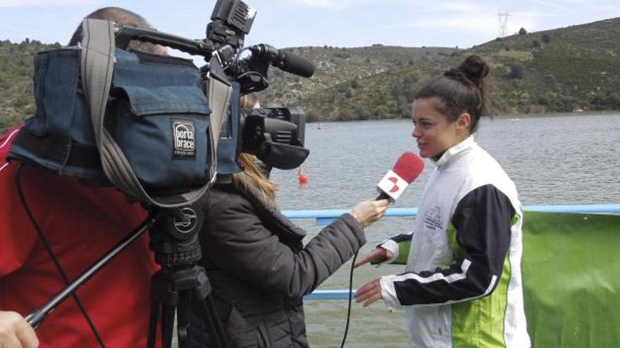 Laura Pedruelo, segunda en chicas, atendiendo a las cámaras de Televisión Castilla y León.