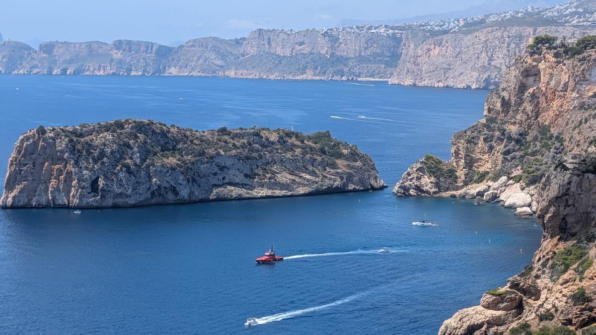La Salvamar Fénix ha acudido a la costa de Ambolo a auxiliar a la tripulación de la barca averiada