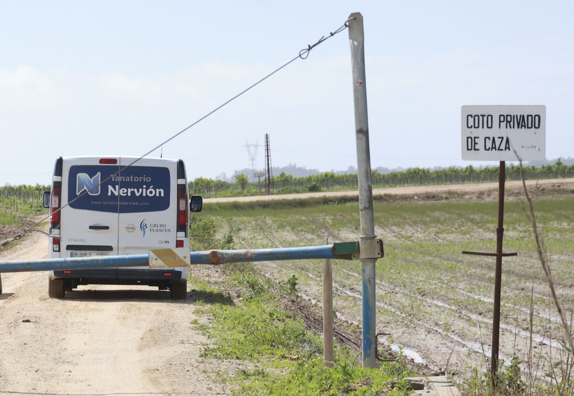 Imágenes del derrumbe de una nave agrícola en la cual tres trabajadores han perdido la vida, a 4 de abril de 2025 en Sevilla (Andalucía, España). La Consejería de Salud de la Junta de Andalucía ha confirmado la muerte de tres personas en el grave accidente acontecido la mañana de este viernes en Coria del Río, donde la estructura de una nave agrícola habría sufrido un derrumbe como consecuencia de las fuertes rachas de viento y las intensas precipitaciones, en esta jornada de aviso amarillo por inclemencias meteorológicas. 04 ABRIL 2025 Rocío Ruz / Europa Press 04/04/2025. Rocío Ruz;