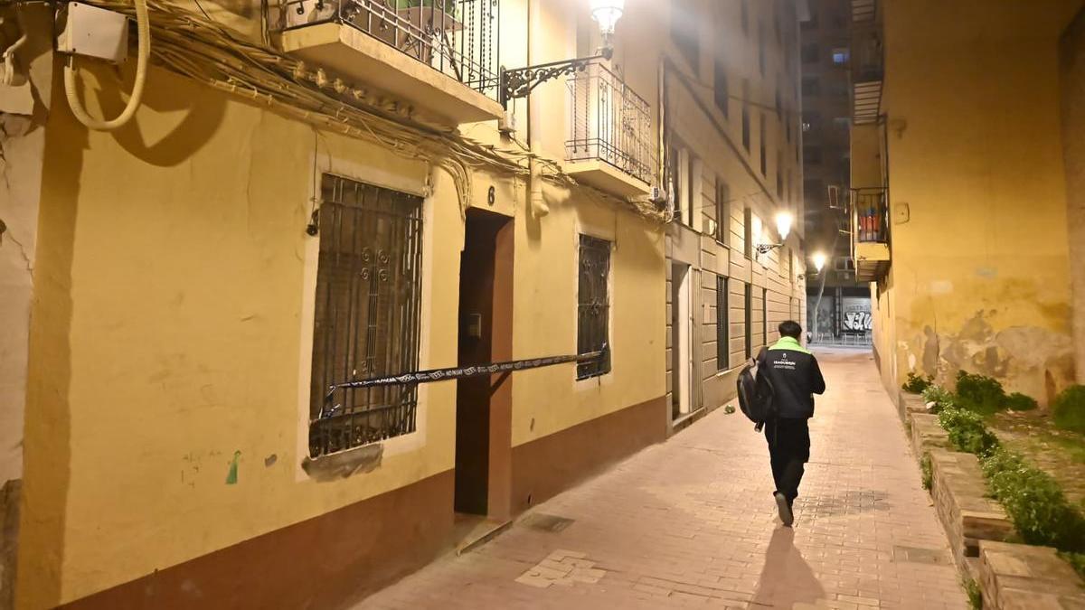 La vivienda de la calle Arcadas afectada con el precinto de la Policía Local.