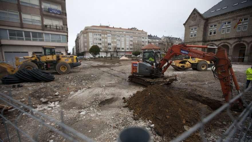 Trabajos, ya en la tarde de ayer, para la construcción de la nueva Praza da Constitución. // Bernabé/Cris M.V.