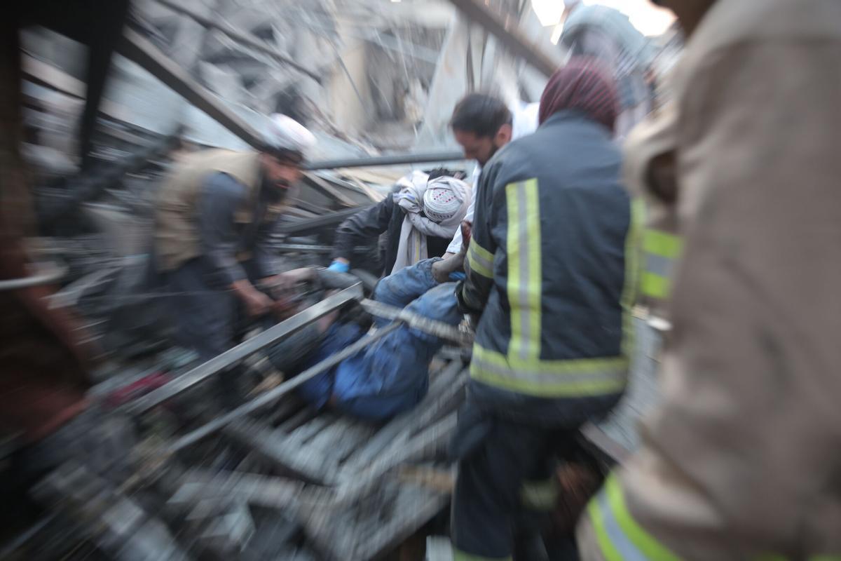 Las víctimas de los presuntos ataques aéreos pakistaníes en Kabul son evacuadas.