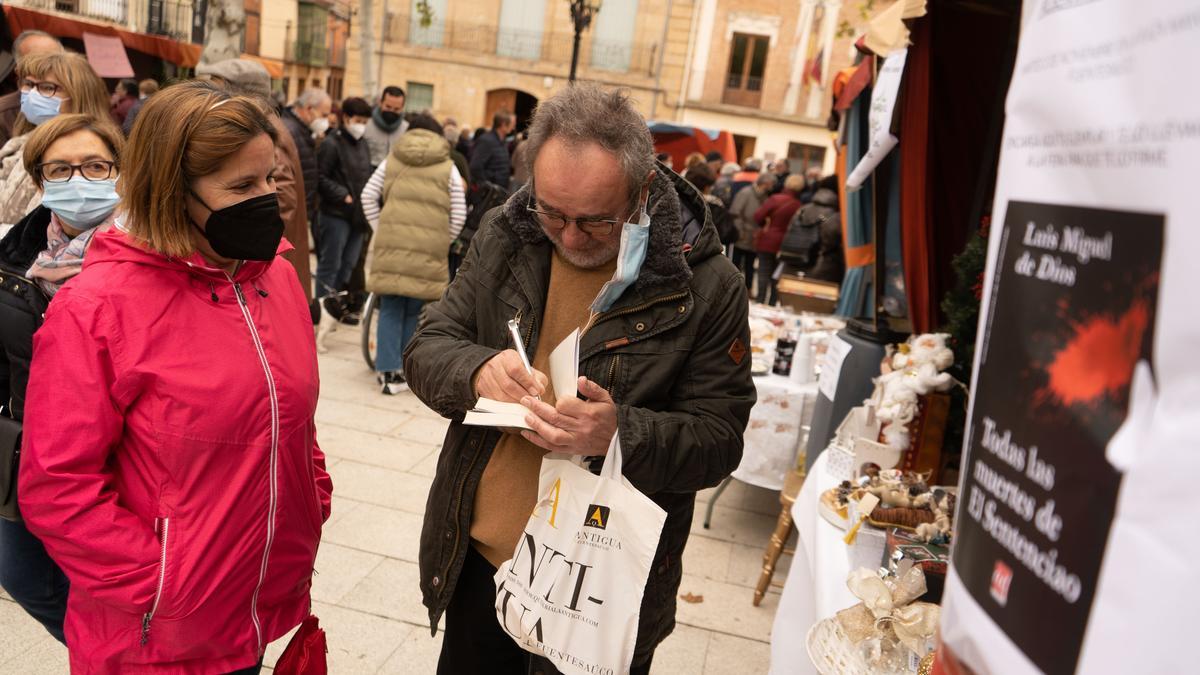 Luis Miguel de Dios firmando su novela