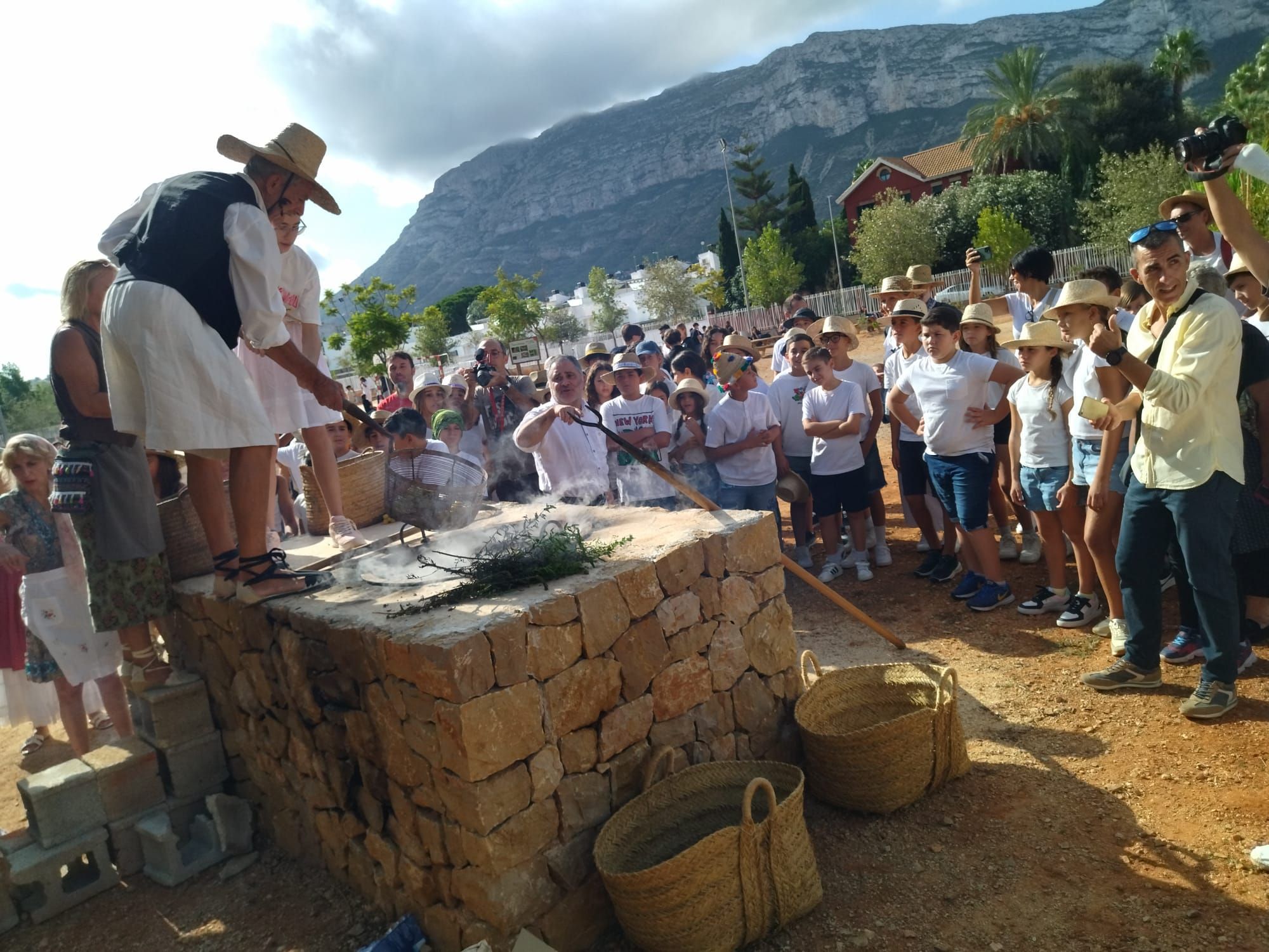 La fantástica "Festa de l'Escaldà" en el instituto Sorts de la Mar de Dénia (imágenes)