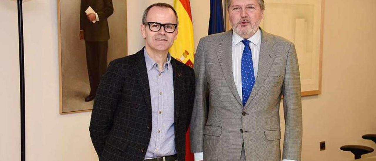 El alcalde, Jesús Vázquez, junto al ministro de Cultura y Educación en funciones, Iñigo Méndez. // FdV