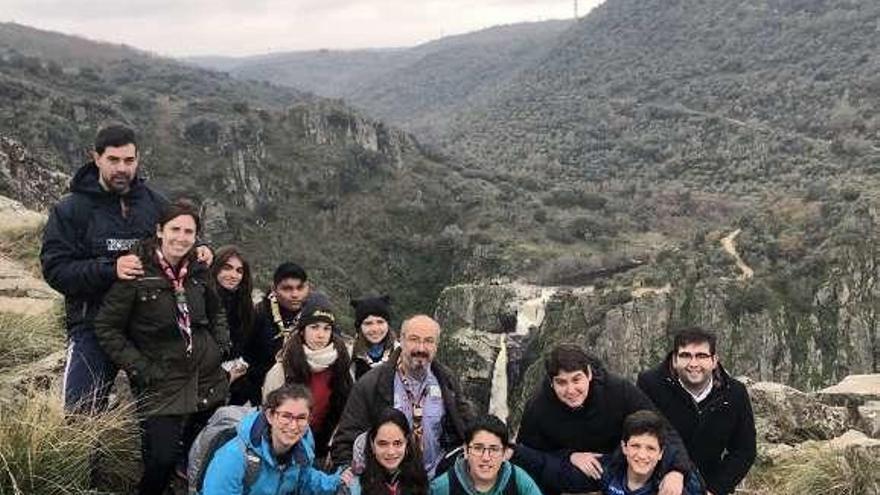 Integrantes del grupo y los párrocos en una reciente excursión.