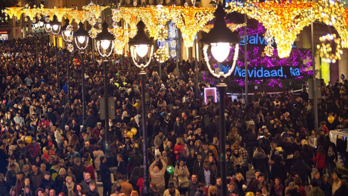 Aglomeración en el Portal de l'Àngel, en plena jornada de compras navideñas.