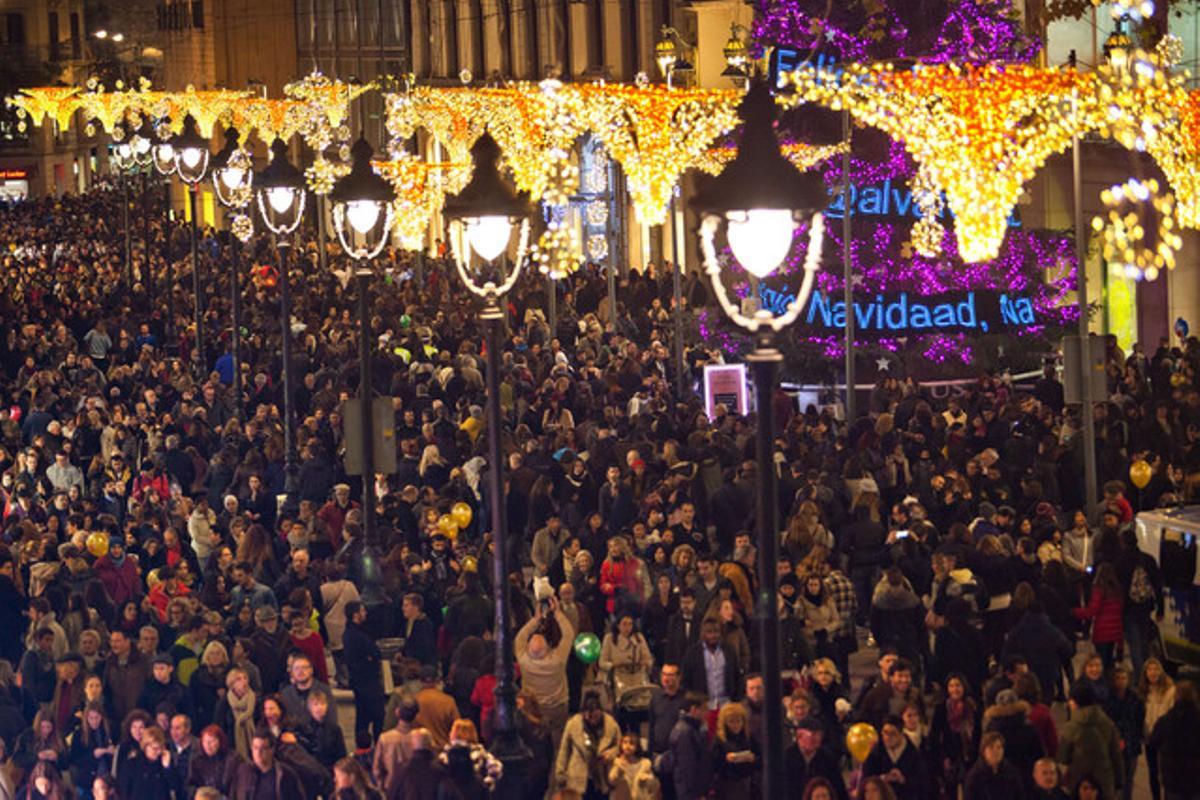 Aglomeració al Portal de l’Àngel, aquest dissabte a la tarda, en plena jornada de compres nadalenques.