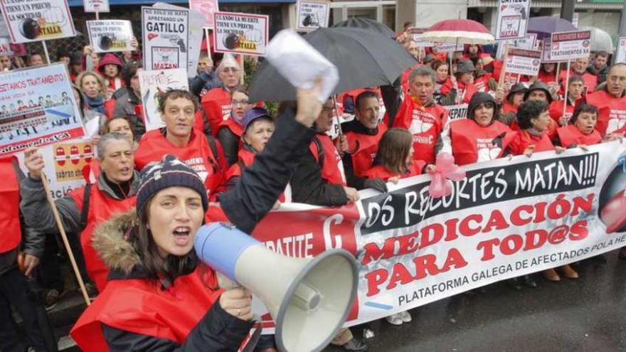 Protesta de afectados por la hepatitis C en Santiago para reclamar acceso a los fármacos.