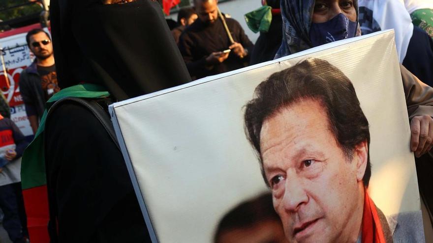 La división del voto en tres grupos políticos opuestos dificulta la formación de un nuevo Gobierno en Pakistán