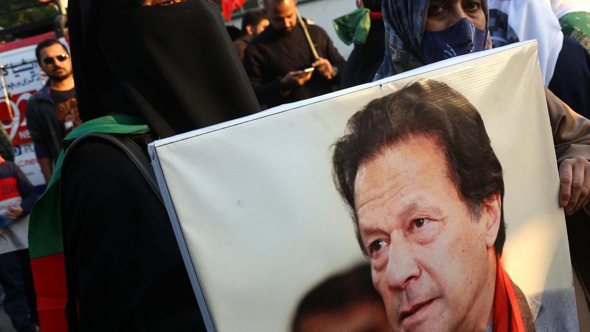 Manifestación para pedir la liberación del líder opositor y ex primer ministro, Imran Khan, este sábado en Karachi.
