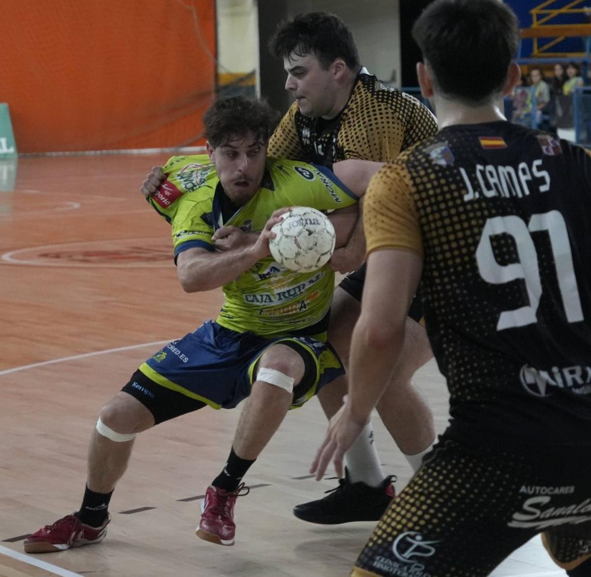 Lalo trata de penetrar en la zaga adversario en un duelo anterior. | JOSE LUIS FERNÁNDEZ