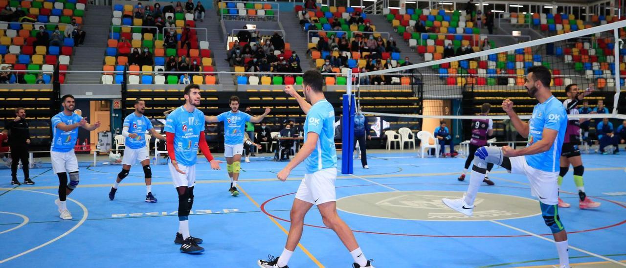 Los jugadores de la UD Ibiza-Ushuaïa Volley celebran uno de sus puntos en el partido que les sirvió de estreno en Sa Blanca Dona.