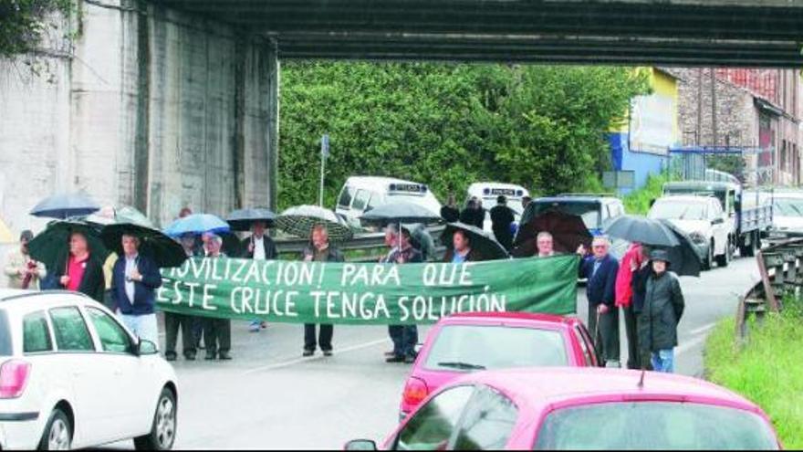 Vecinos de Veriña y Monteana, ayer, durante la protesta en el cruce de Puente Seco.